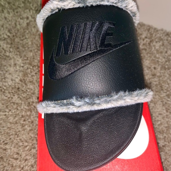 Exclusive Nike Women’s Faux Fur Slides | Size: 10 - Picture 2 of 2